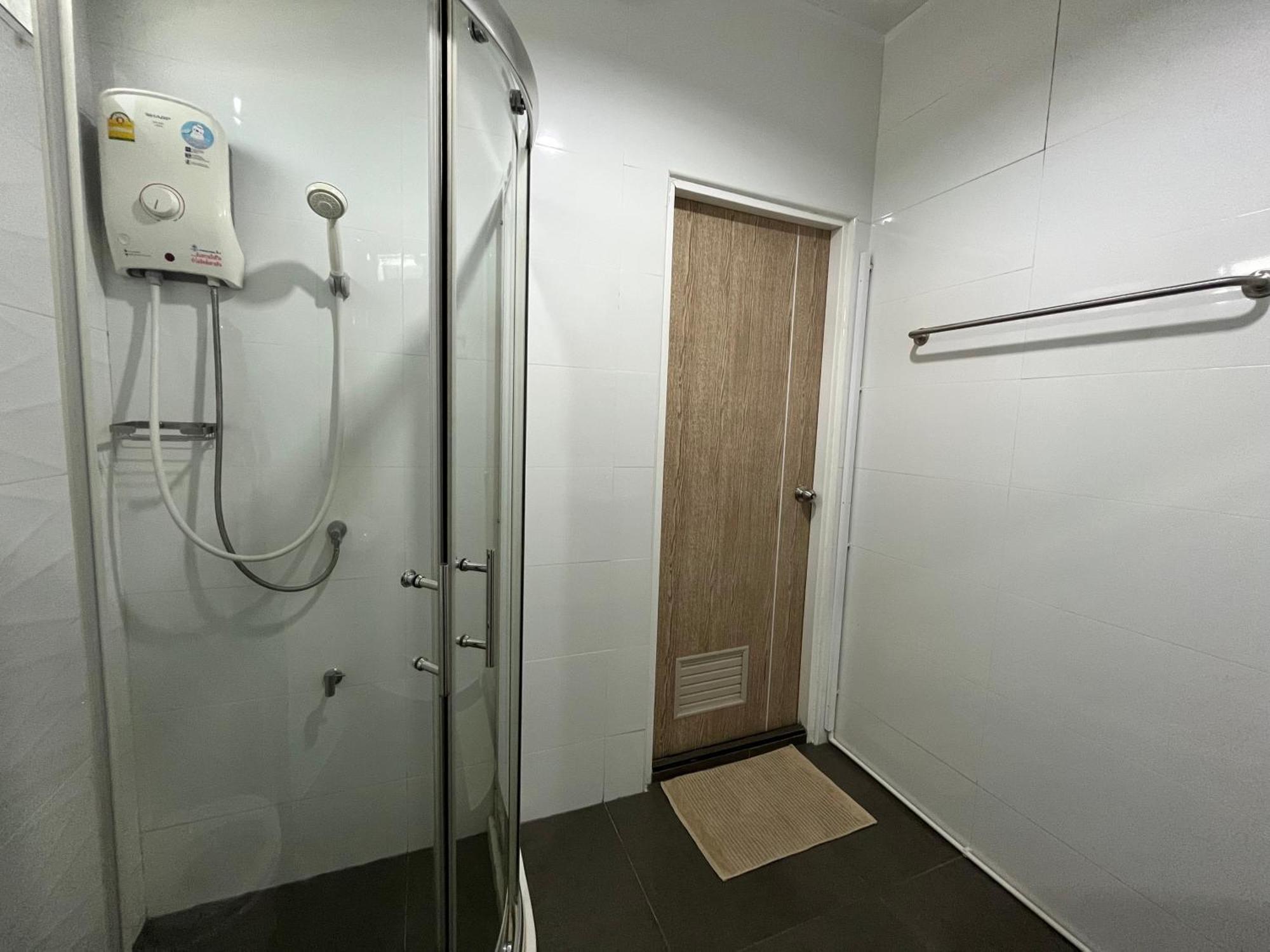 בנגקוק Dao Jaras Fah Hometel ดาวจรัสฟ้าโฮมเทล מראה חיצוני תמונה